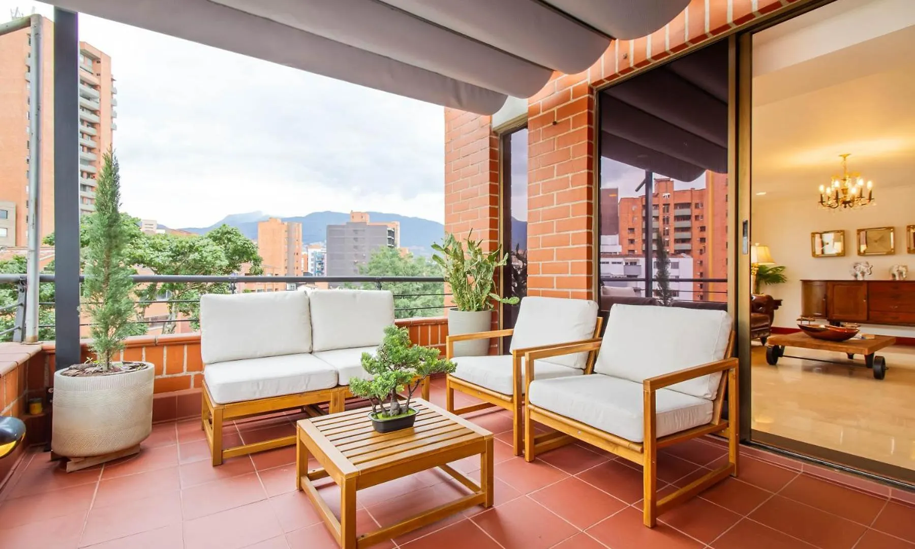 Medellin, Laureles - Luxury Penthouse, 5-Min Zona Rosa, 5 Balconies, Panoramic City Views