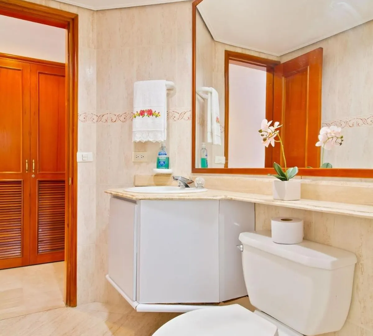 Medellin, Laureles - Luxury Penthouse, 5-Min Zona Rosa, 5 Balconies, Panoramic City Views Medellin